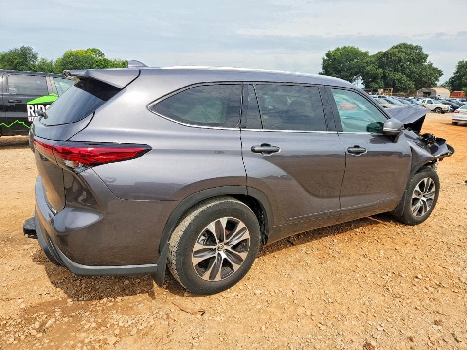 2022 TOYOTA HIGHLANDER XLE 3