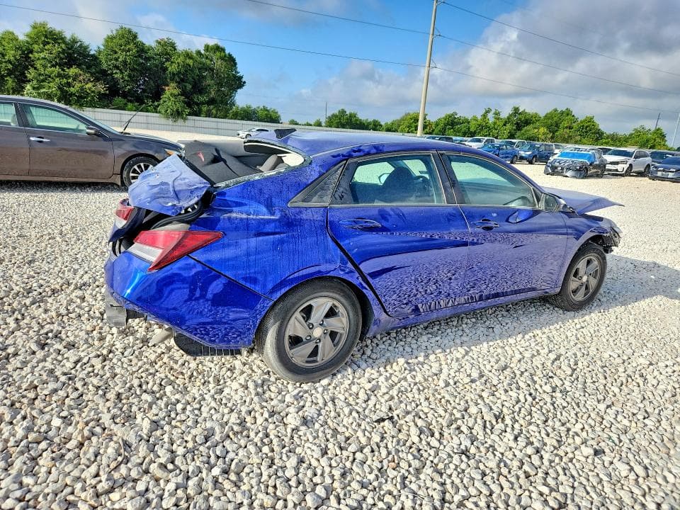 2025 HYUNDAI ELANTRA SE 3