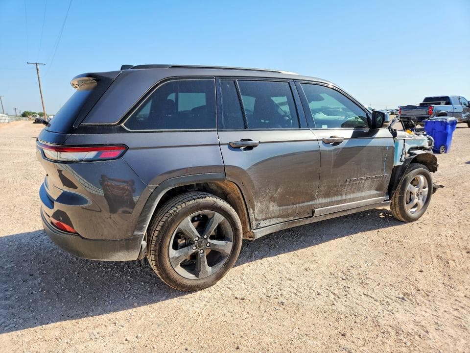 2022 JEEP GRAND CHEROKEE LAREDO 3