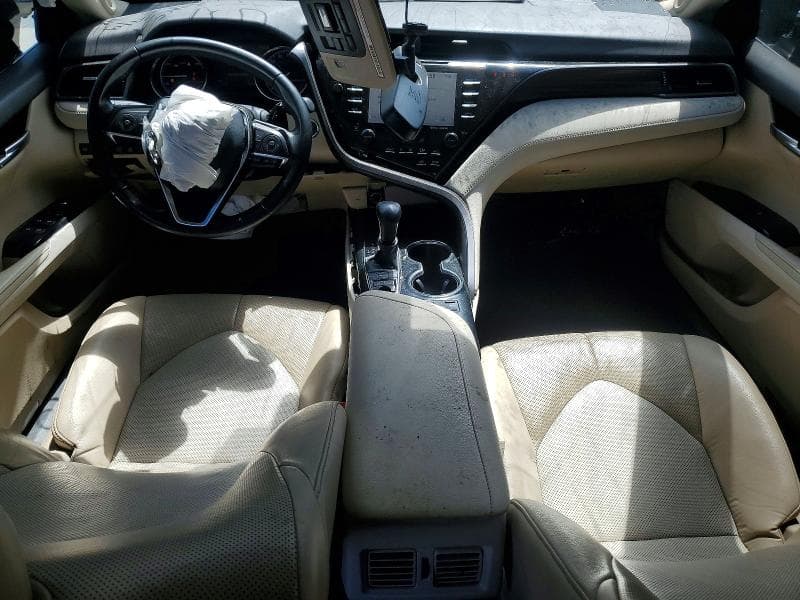 2020 TOYOTA CAMRY XLE 8