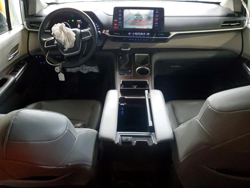 2021 TOYOTA SIENNA XLE 8