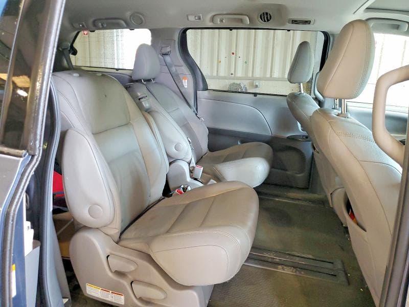 2017 TOYOTA SIENNA XLE 8-PASSENGER 11