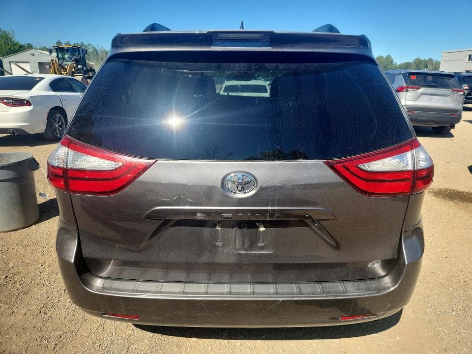 2019 TOYOTA SIENNA LE 6