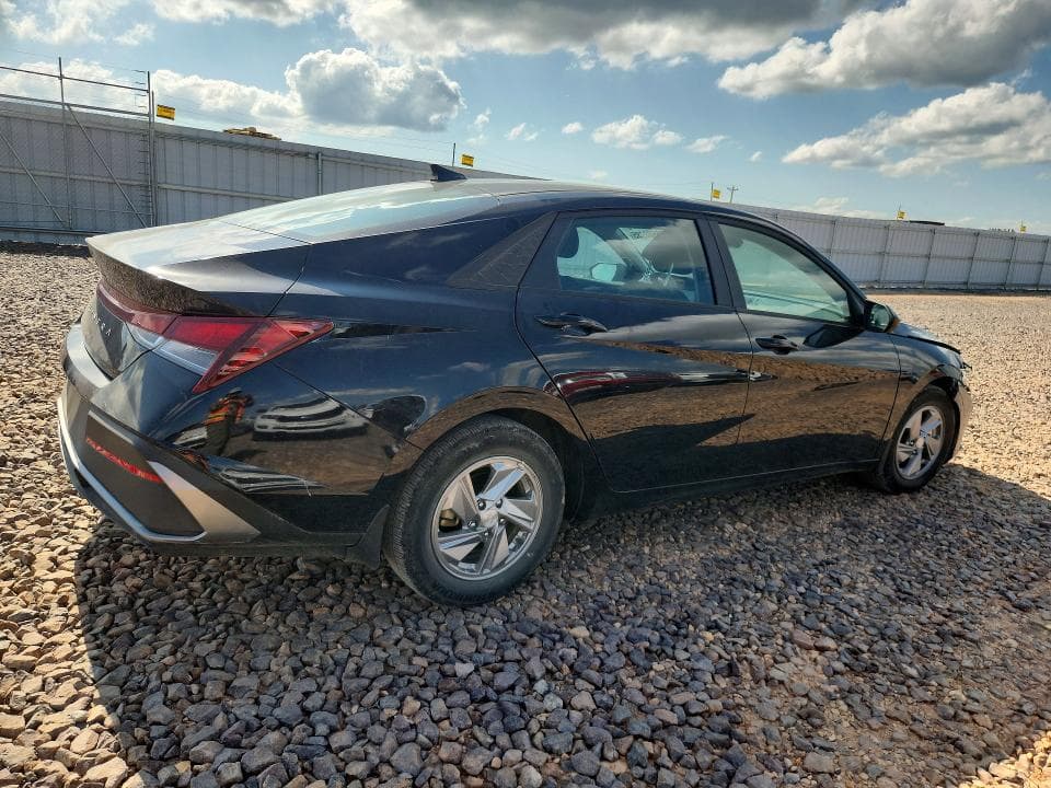2025 HYUNDAI ELANTRA SE 3