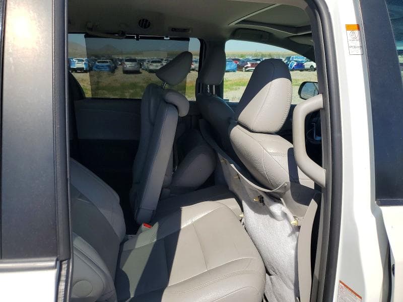 2017 TOYOTA SIENNA XLE 8-PASSENGER 11