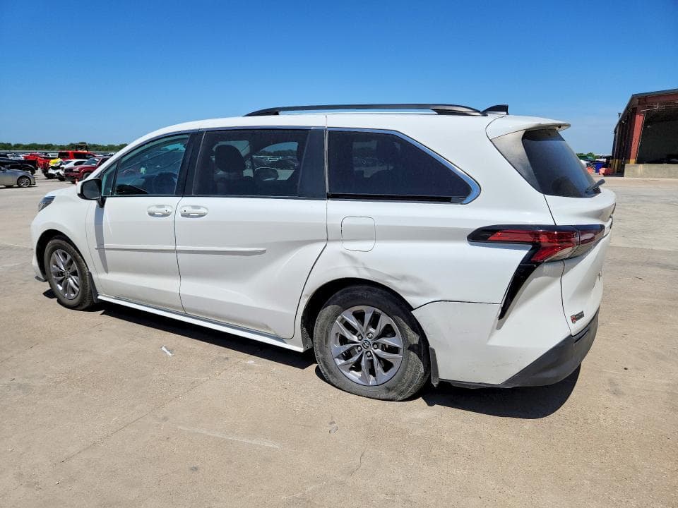 2022 TOYOTA SIENNA LE 2