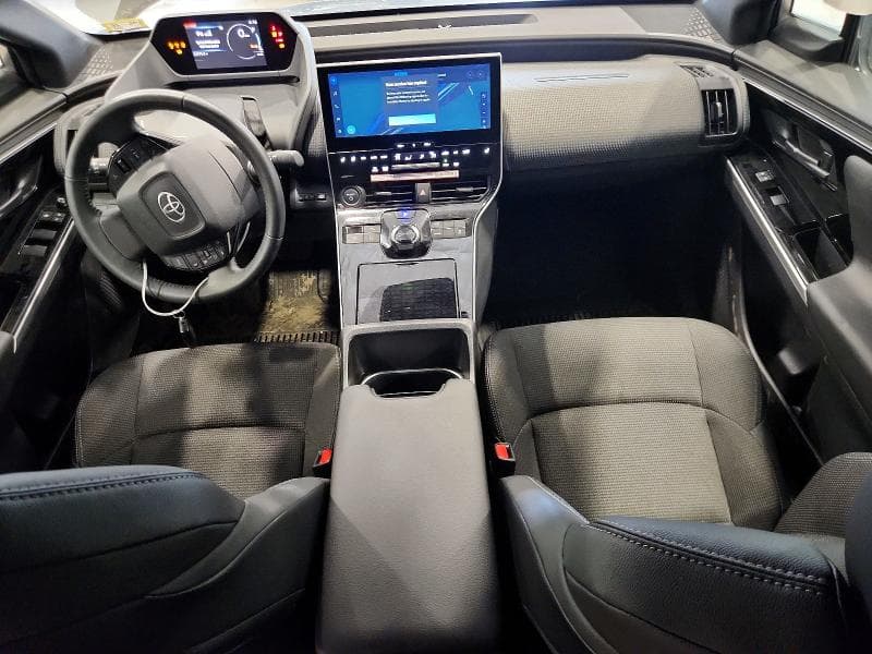2025 TOYOTA BZ4X XLE 8