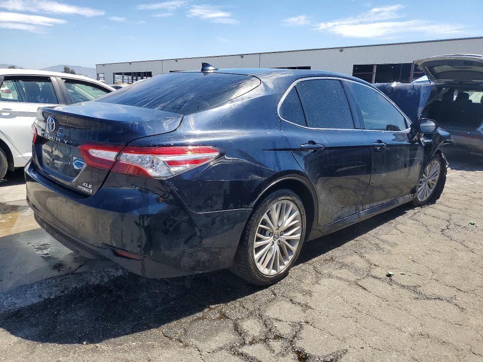 2020 TOYOTA CAMRY XLE 3