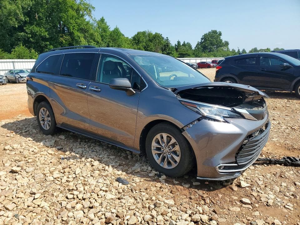 2022 TOYOTA SIENNA XLE 4
