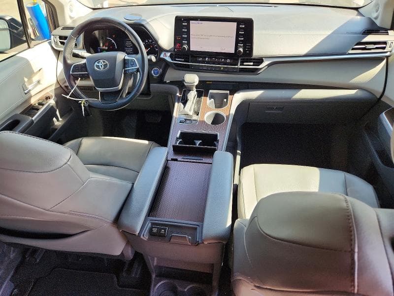 2021 TOYOTA SIENNA XLE 8