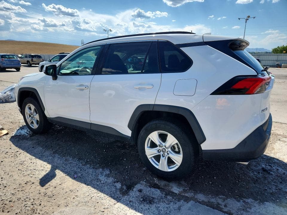2021 TOYOTA RAV4 XLE 2