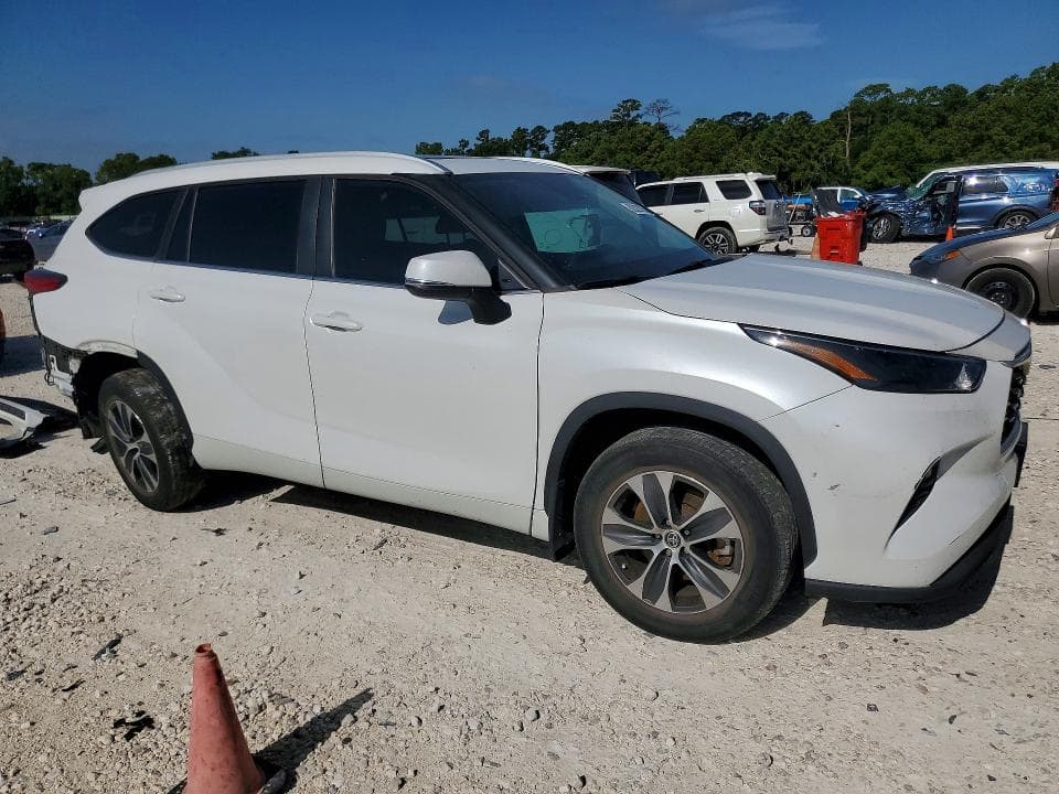 2023 TOYOTA HIGHLANDER XLE 4