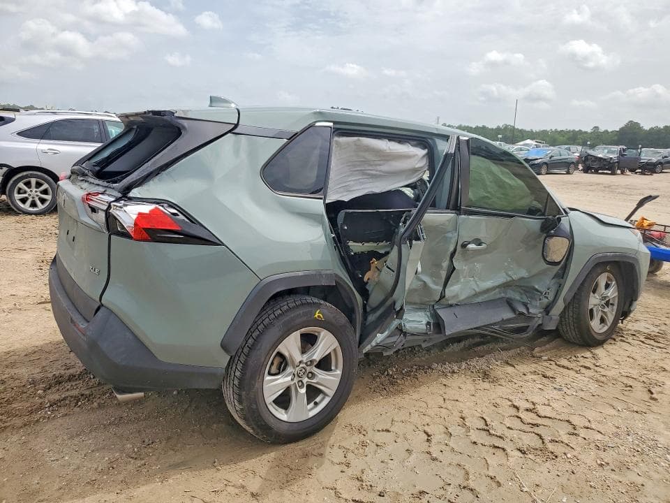 2021 TOYOTA RAV4 XLE 3