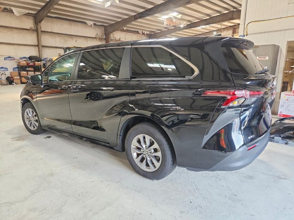2025 TOYOTA SIENNA LE 2