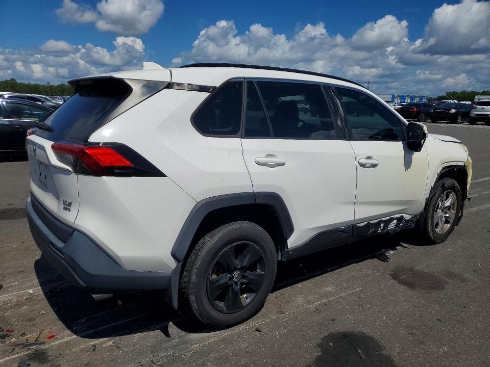 2021 TOYOTA RAV4 XLE 3