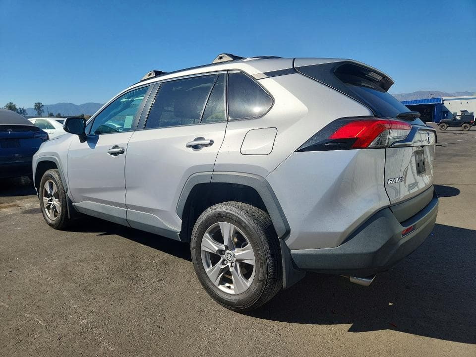 2022 TOYOTA RAV4 XLE 2