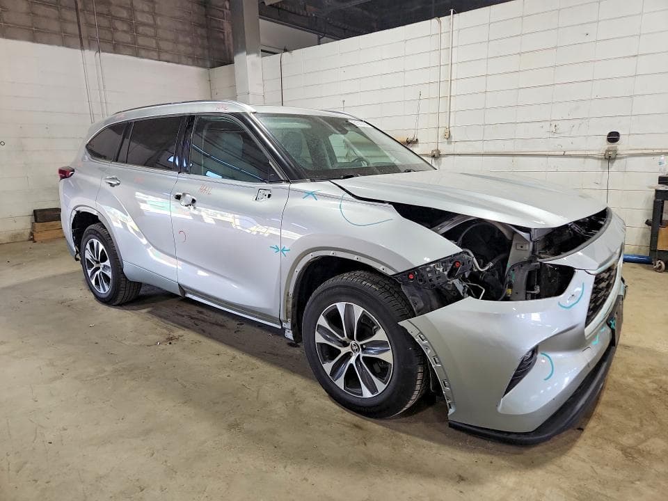 2021 TOYOTA HIGHLANDER XLE 4