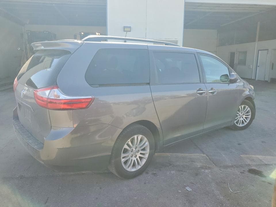 2017 TOYOTA SIENNA XLE PREMIUM 8-PASSENGER 3