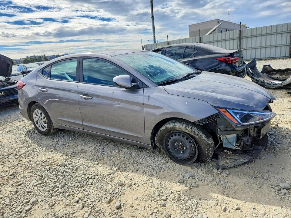 2020 HYUNDAI ELANTRA SE 4