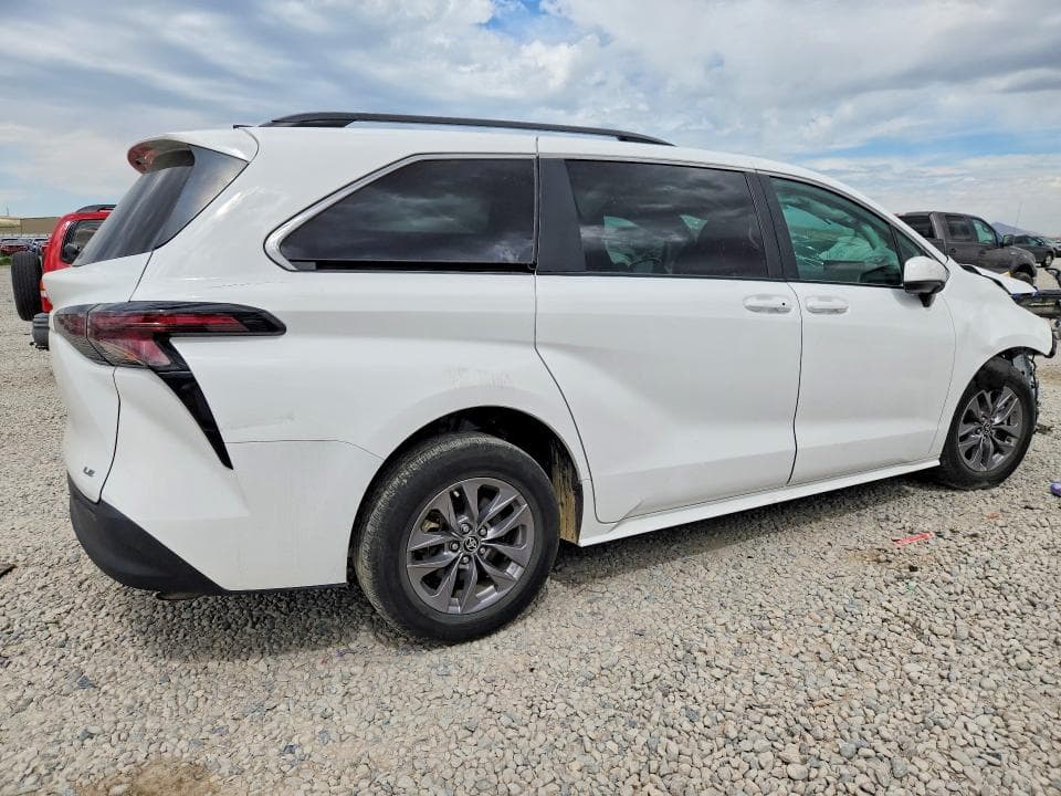 2025 TOYOTA SIENNA LE 3