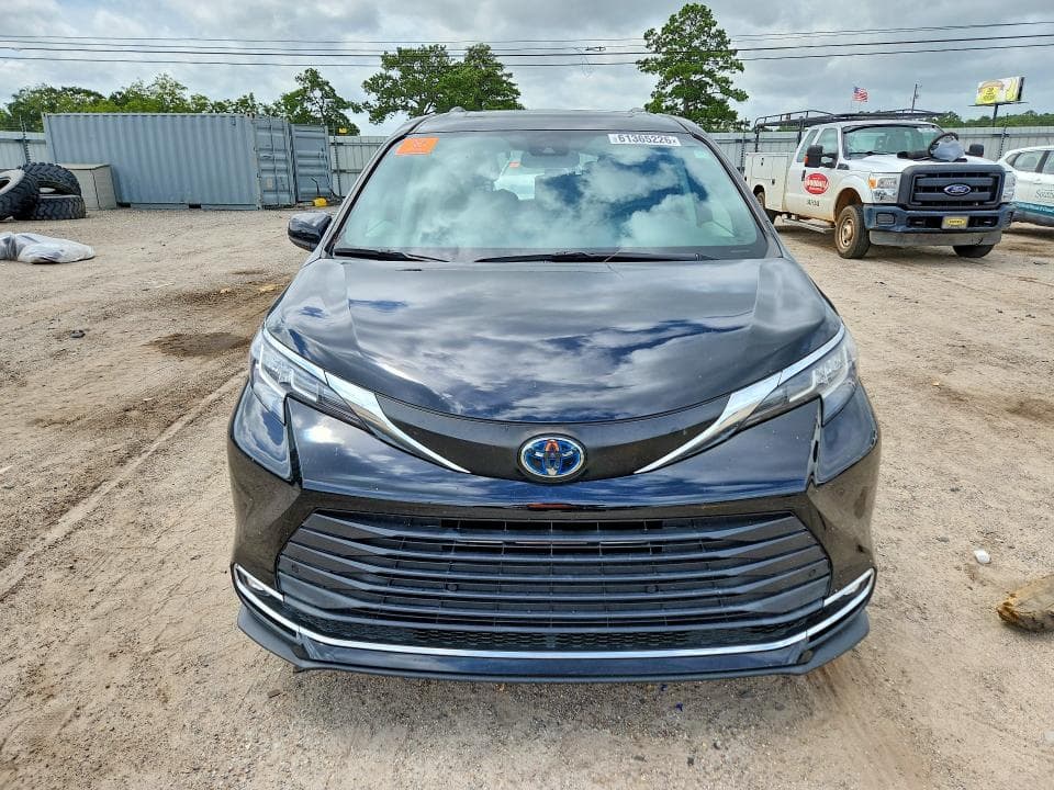 2022 TOYOTA SIENNA XLE 5