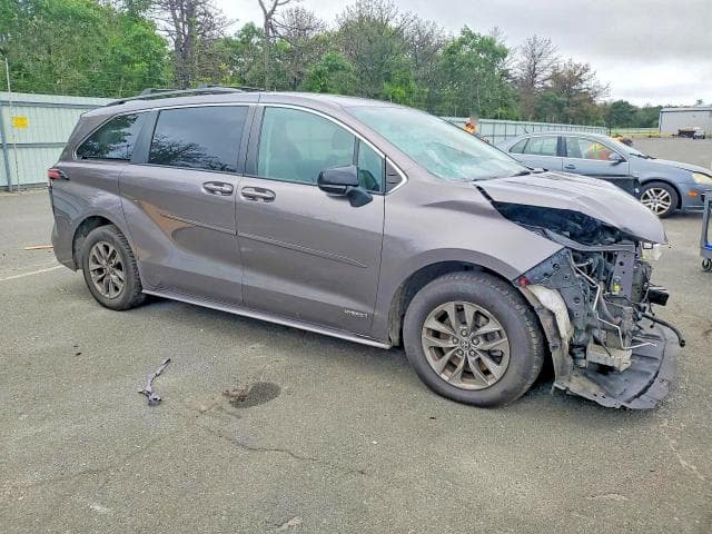 2021 TOYOTA SIENNA LE 4