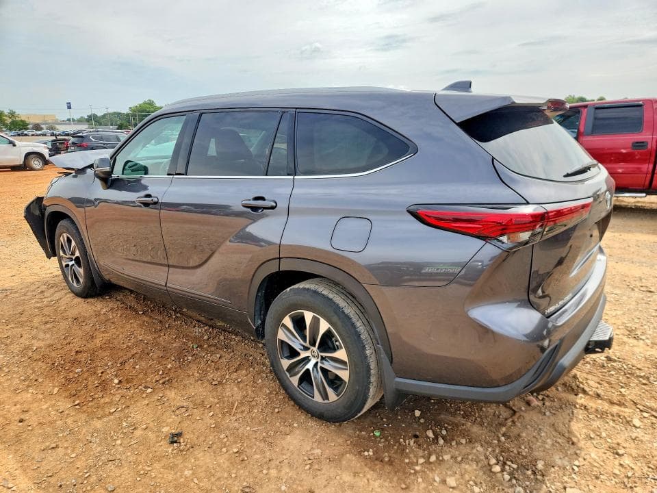 2022 TOYOTA HIGHLANDER XLE 2