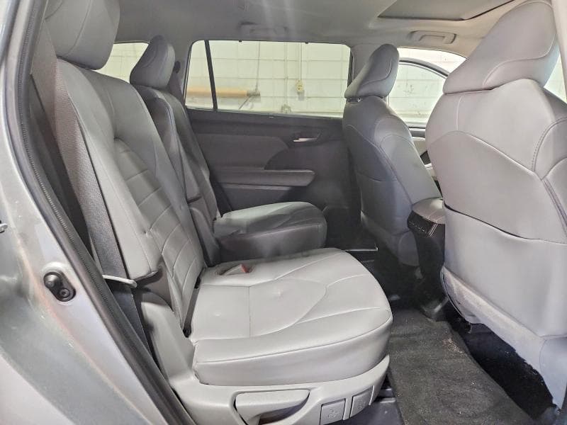 2021 TOYOTA HIGHLANDER XLE 11