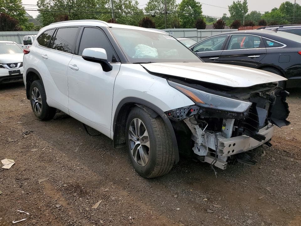 2022 TOYOTA HIGHLANDER XLE 4