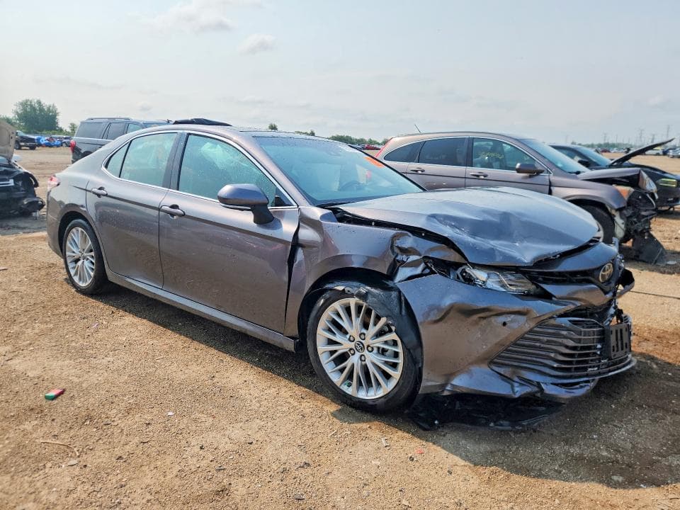 2018 TOYOTA CAMRY XLE 4