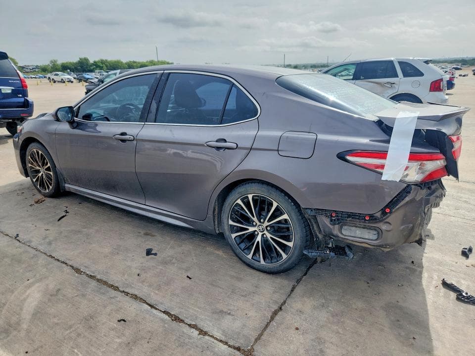 2018 TOYOTA CAMRY SE 2