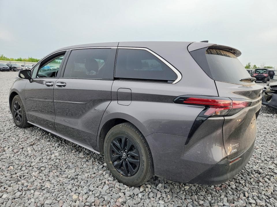2022 TOYOTA SIENNA XLE 2