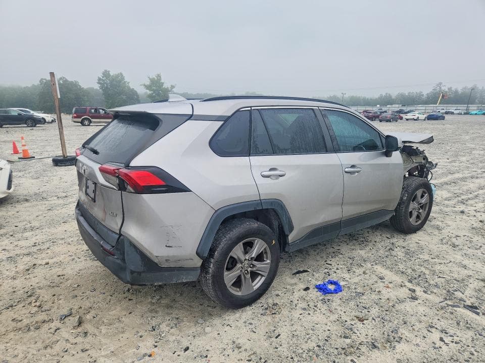 2022 TOYOTA RAV4 XLE 3