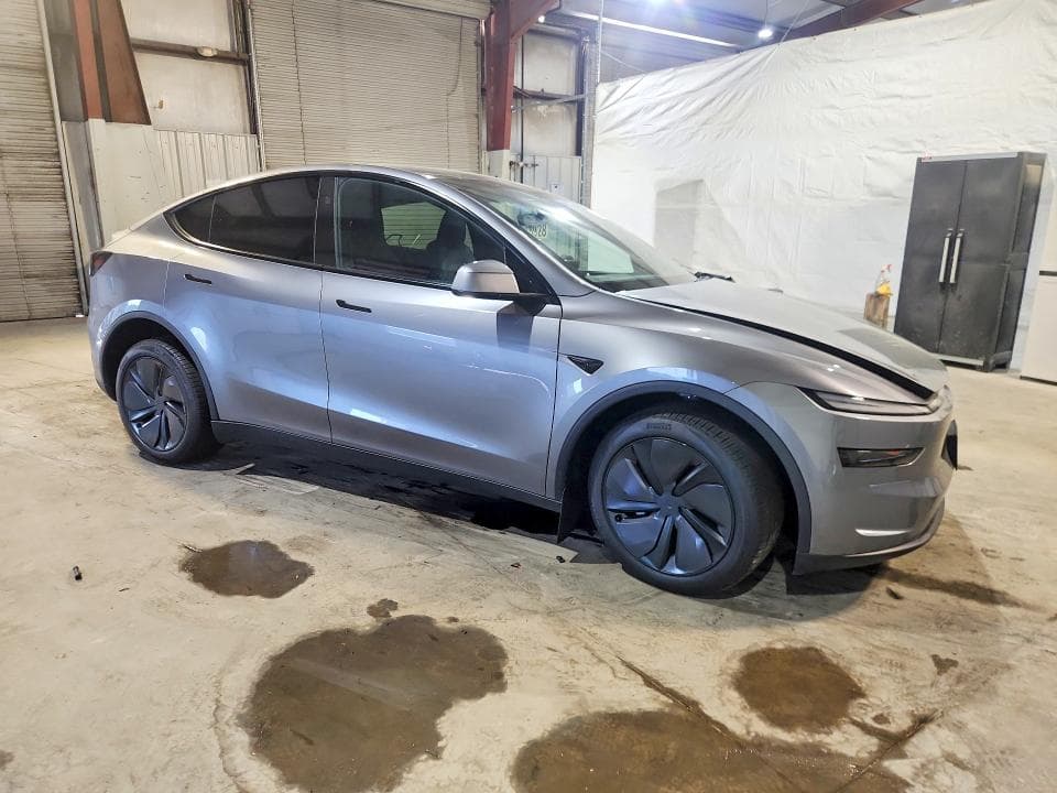 2026 TESLA MODEL Y 4
