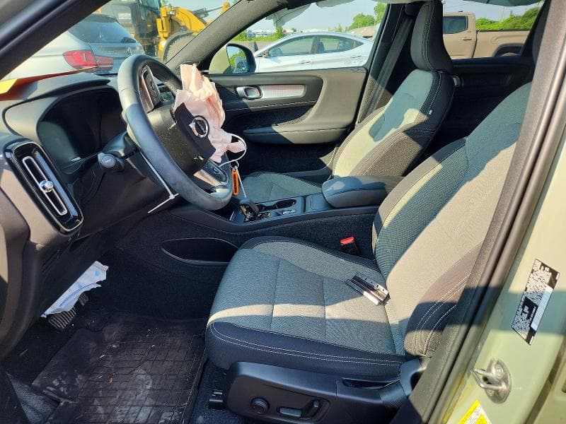 2023 VOLVO XC40 CORE 7