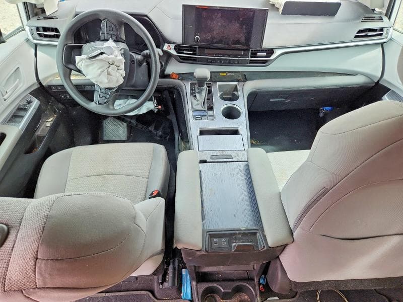 2025 TOYOTA SIENNA LE 8