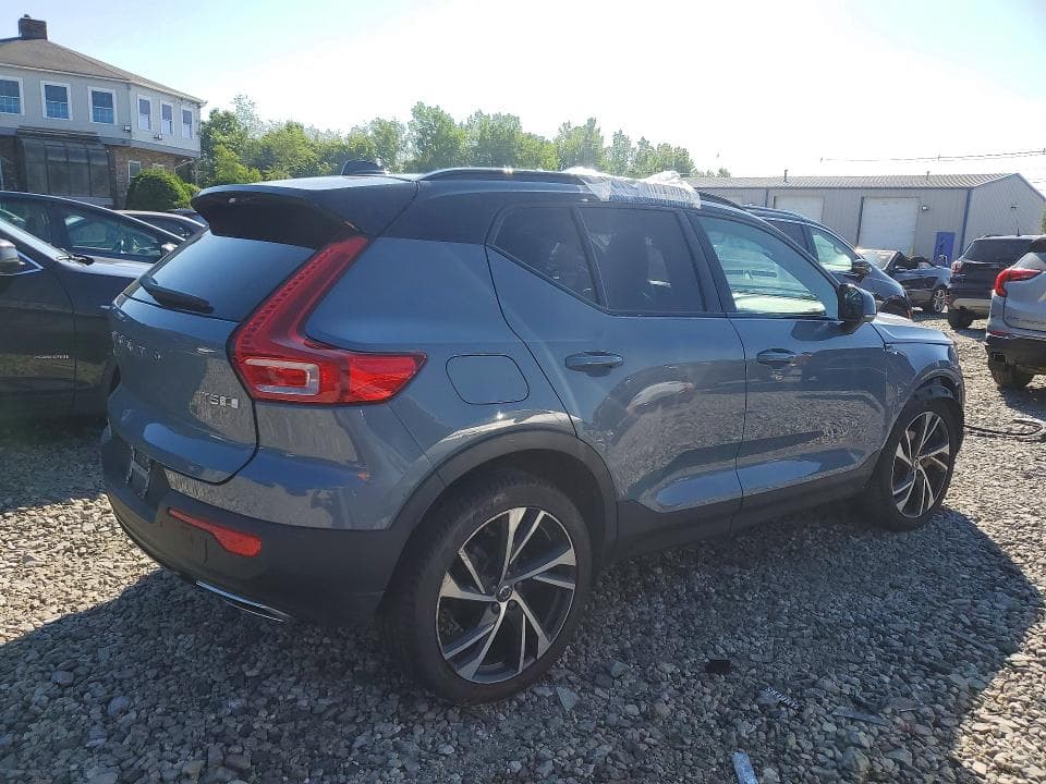 2020 VOLVO XC40 3