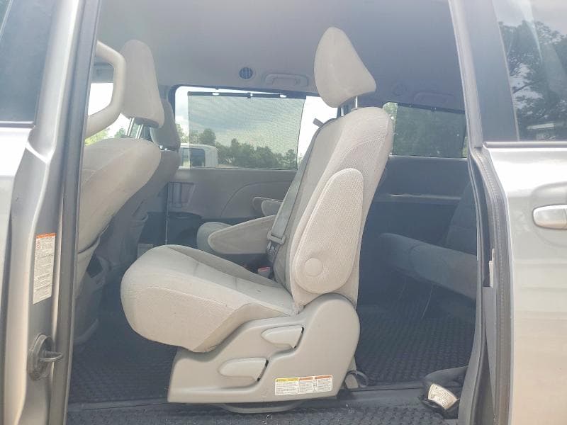 2017 TOYOTA SIENNA LE 11