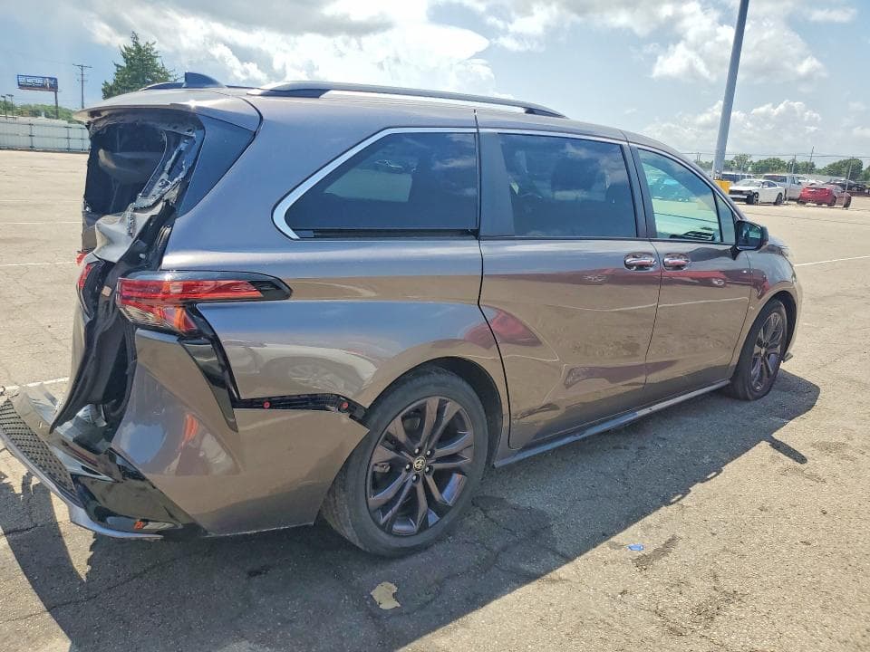 2022 TOYOTA SIENNA XSE 3