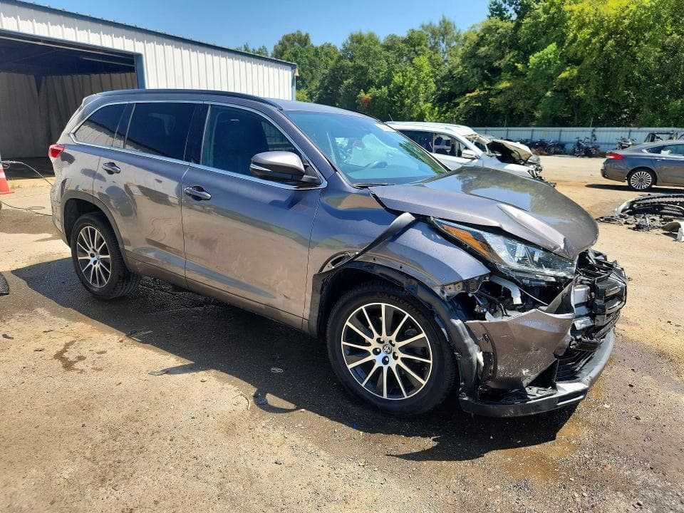 2018 TOYOTA HIGHLANDER SE 4