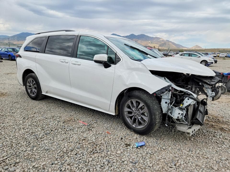 2025 TOYOTA SIENNA LE 4