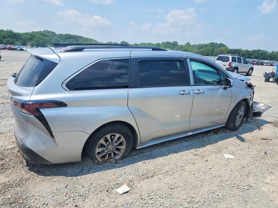 2023 TOYOTA SIENNA XLE 3