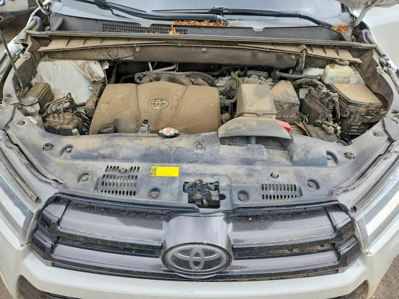 2018 TOYOTA HIGHLANDER SE 11