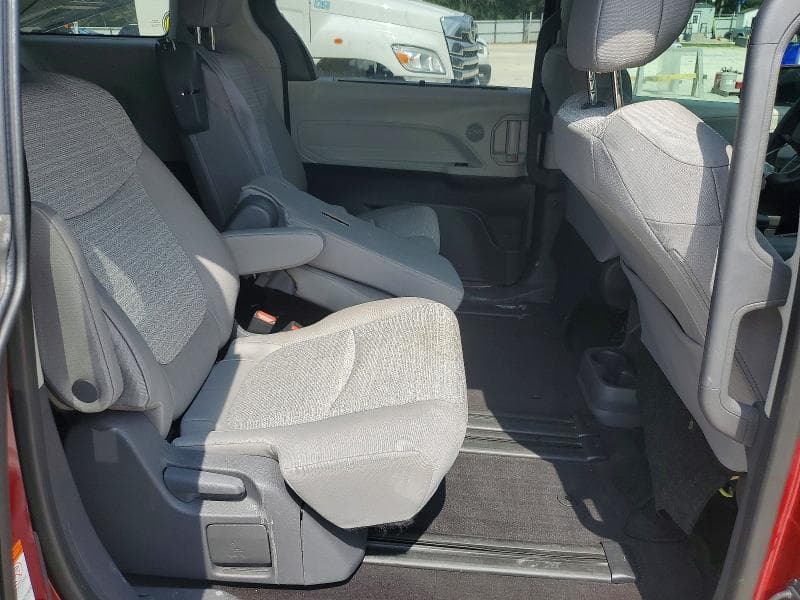 2021 TOYOTA SIENNA LE 11