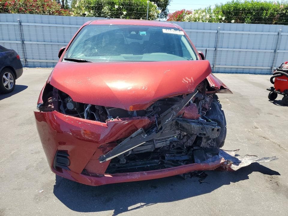 2019 TOYOTA SIENNA LE 5
