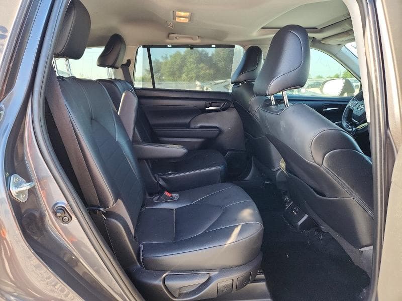 2021 TOYOTA HIGHLANDER XLE 11