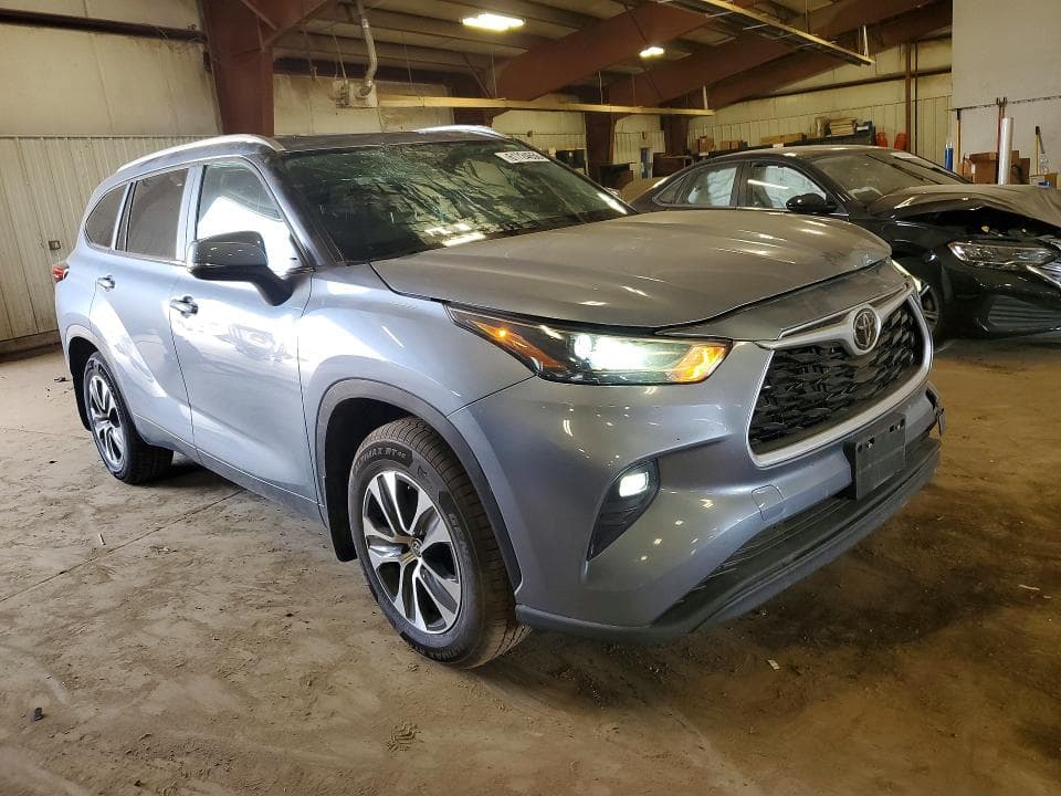 2023 TOYOTA HIGHLANDER XLE 4