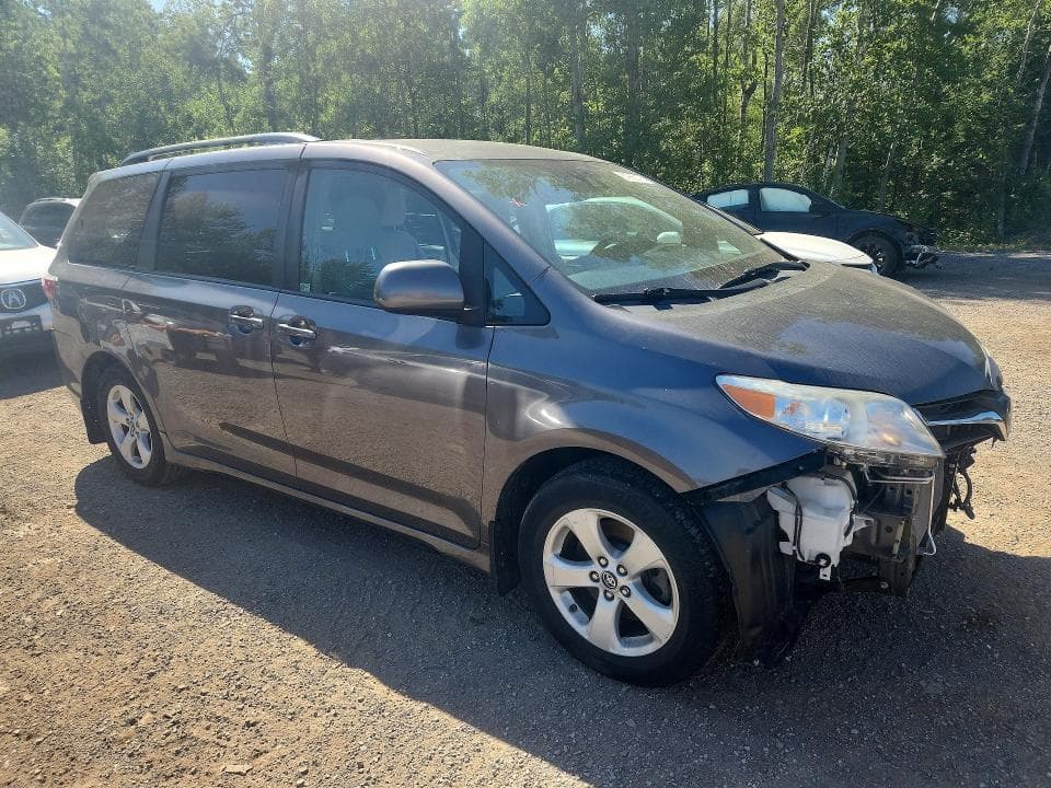2019 TOYOTA SIENNA LE 4