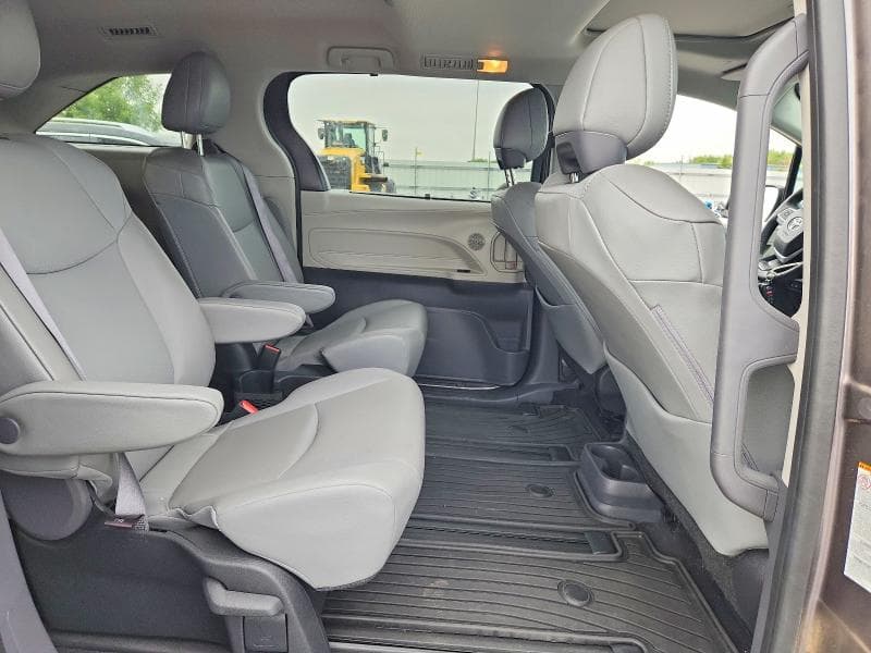 2022 TOYOTA SIENNA XLE 11