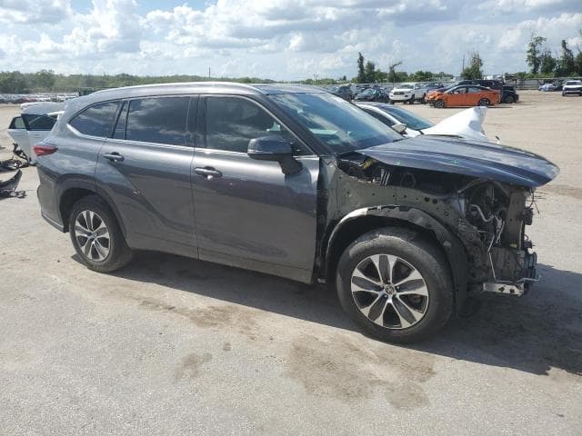 2021 TOYOTA HIGHLANDER XLE 4